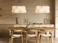 Ein Essbereich im **scandinavian style** mit Holztisch, Stühlen und Hängeleuchten. Natürliche Materialien und helle Farben schaffen eine ruhige Atmosphäre.