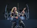 Robb Flynn z Machine Head na jednym z koncertów, w pełni energii, szaleje na czarnej gitarze typu V.