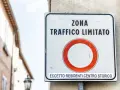 Cartello "ZTL attiva significato": zona a traffico limitato, eccetto residenti centro storico.