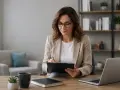 Professionista annota appunti su un blocco, affrontando le sfide di adhd e disturbi alimentari.