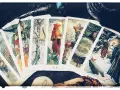 Rozłożona karta w tarocie z magicznymi ilustracjami postaci i zwierząt. W tle lupa i kostki do gry.