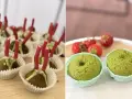 Dwa ujęcia: muffinki z czerwonymi patyczkami i posypką, oraz zielone muffinki z truskawkami.