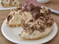 Una golosa torta Kinder Bueno, con pezzi di cioccolato e crema, pronta per essere gustata.
