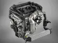 Silnik 1.6 THP z turbosprężarką i intercoolerem. Widoczne elementy układu dolotowego i paski napędowe.