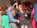 Stroje na imprezę PRL: Jak przenieść się w czasie?