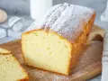 Ein saftiger Rührkuchen, bestäubt mit Puderzucker, perfekt für ein einfaches Kuchen Rezept.