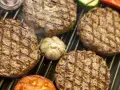 Jak usmażyć burgera? Sekret soczystości i smaku