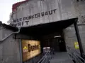 Eingang zum "Berlin Story Bunker", einem Museum, das Einblicke in die Geschichte des Führerbunkers bietet.