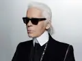 Karl Lagerfeld, jeden z najbardziej znanych projektantów mody, w charakterystycznych okularach i z siwym kucykiem.