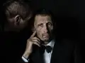 Mężczyzna w garniturze słucha szeptanych tajemnic. Czy to zasada omerty?
