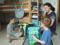Mutter hilft ihren beiden Söhnen, Schultaschen zu packen. Ein Junge ist 16 Jahre alt.