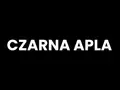 Białe litery "CZARNA APLA" na tle w czarnych odcieniach.