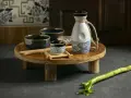 Zestaw do sake: ceramiczna butelka z falami, małe czarki i pałeczki.