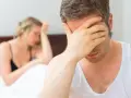 Rozczarowanie i smutek pary w łóżku. Brak współżycia konsekwencje u kobiet mogą być głębokie, wpływając na samopoczucie i relacje.