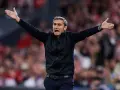 Ernesto Valverde, z pasją prowadzone drużyny, gestykuluje do swoich zawodników na tle trybun.