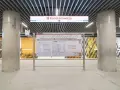 Tablica informacyjna na stacji **metro M2** Kondratowicza. Widoczne schematy stacji, sieci metra i informacje.