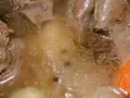 Gotujesz rosół z mięsem i warzywami. Czy rosół jest lekkostrawny? Tak, jeśli jest dobrze odtłuszczony.
