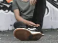 Scarpa da skate con suola consumata, tipica di chi pratica sport e ha un passo pronatore.