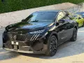 Nuova Peugeot 3008 nera lucida, con dettagli cromati e cerchi in lega sportivi. Ideale per chi cerca stile e prestazioni, con attenzione alla pressione pneumatici.