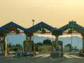 Bramki autostradowe z czerwonym krzyżykiem i zieloną strzałką. Można tu kupić e-toll bilet jednorazowy.