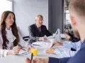 Zespół dyskutuje nad strategią ratowania firmy. Analiza danych wskazuje, że restrukturyzacja jest kluczowa, by uniknąć upadłości.