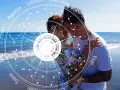 Para zakochanych na plaży, otoczona kołem zodiaku. Ich miłość jest jak numerologiczna 4 – stabilna i pełna harmonii.