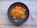 Ein bunter Karottensalat mit Minze und Nüssen, perfekt für ein leichtes karottensalat rezept.