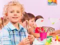 Ile opiekunek na dziecko w żłobku? Oto kluczowe przepisy i normy