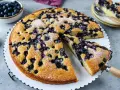 Saftiger Blaubeerkuchen, gebacken nach Omas Rezept. Mit Puderzucker bestäubt und voller Blaubeeren.