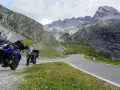 Dwa motocykle na górskiej drodze. Niesamowite widoki Słowacji podczas podróży motocyklem.