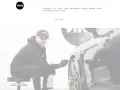 Man med keps och handskar rengör bilfälg med borste. Arcticlean-logotypen syns.