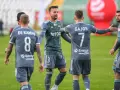 Piłkarze Lechii Gdańsk i Pogoni Szczecin świętują na boisku. Widoczni De Kamps (nr 8) i Gajos (nr 7).