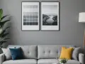 Nowoczesny salon z szarą kanapą i dekoracjami w odcieniach **kolor stalowy**. Dwa obrazy na ścianie, duża roślina i lampa tworzą przytulną atmosferę.
