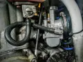Silnik motocykla z widocznym gaźnikiem Keihin. Możliwe czyszczenie gaźnika bez rozbierania.