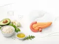 Zdrowe składniki jak ryż, awokado, kalafior i oliwa wspierają dietę trzustkową. Obok model trzustki i wątroby.