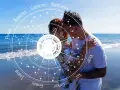 Para zakochanych na plaży, otoczona kołem zodiaku. Ich losy splatają się, jak sugeruje numerologia 5 i 8.