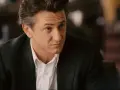 Sean Penn w garniturze, zamyślony. Jego role w filmach zapadają w pamięć.