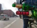 Flaschen im Fahrradkorb. Vorsicht: betrunken Fahrrad fahren Strafe!