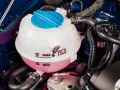 Kühlmittelbehälter eines VW Passat B8. Blasenbildung deutet auf mögliche Probleme mit der Wasserpumpe hin.