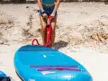 Person pumpt blaues SUP auf, um den richtigen sup luftdruck zu erreichen. Bereit für das Wasser!