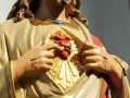Statue des heiligen Herz Jesu mit Dornenkrone und Wundmalen an den Händen.