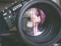 Widok przez obiektyw Zenita, gdzie wada układów optycznych uwidacznia się w postaci fioletowych refleksów i zniekształceń.