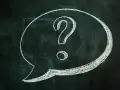 Dymek z pytajnikiem na tablicy. Czy pytania zadajemy od razu razem czy osobno?