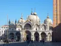 La maestosa Basilica di San Marco a Venezia, con le sue cupole e mosaici, domina la piazza. Un'icona architettonica.