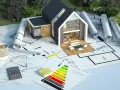 Projekt domu z energooszczędnym ogrzewaniem elektrycznym. Na stole plany, kalkulator i certyfikat energetyczny.