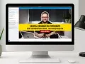 Na ekranie komputera widać kurs fotograficzny online dla początkujących. Mężczyzna w okularach uśmiecha się, zachęcając do nauki zarabiania na fotografii.