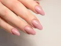 Mano con unghie naturali rosa pallido, forma a mandorla.