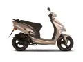 Złoty skuter Kymco Vitality 50 2T na białym tle. Elegancki, miejski pojazd gotowy na przygody.