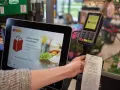 Ile można zarobić na kasie w supermarkecie? Zaskakujące różnice w pensjach