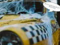 Ein verlassenes Taxi, umhüllt von Spinnweben, scheint eine lange, unheimliche **Taxi Fernfahrt** anzudeuten. "Kurzstrecke? NöNö" steht in einer Sprechblase.